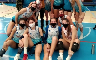 Alegria a la plantilla del Club després del triomf a Mancor | CNS Vòlei